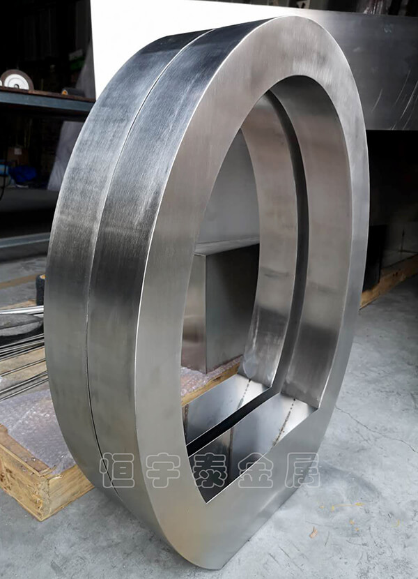 不銹鋼加工 不銹鋼現(xiàn)已成為缺一不可的建筑材料