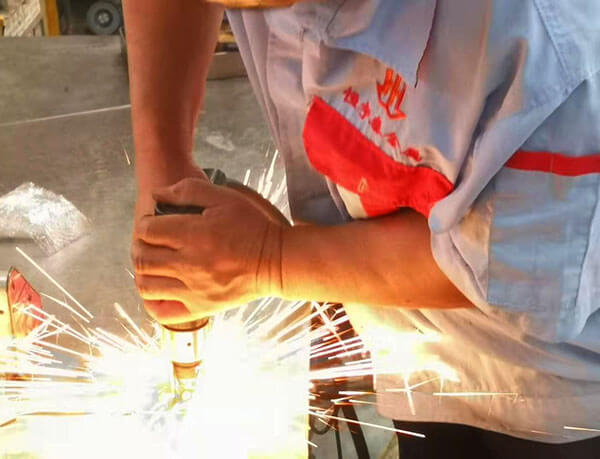 在焊接過程中 使用電極頭時(shí)需要注意的事宜